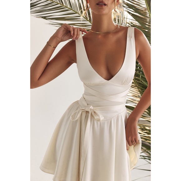 NEW House of CB Shiema Dress Ivory Small - Picture 9 of 17
